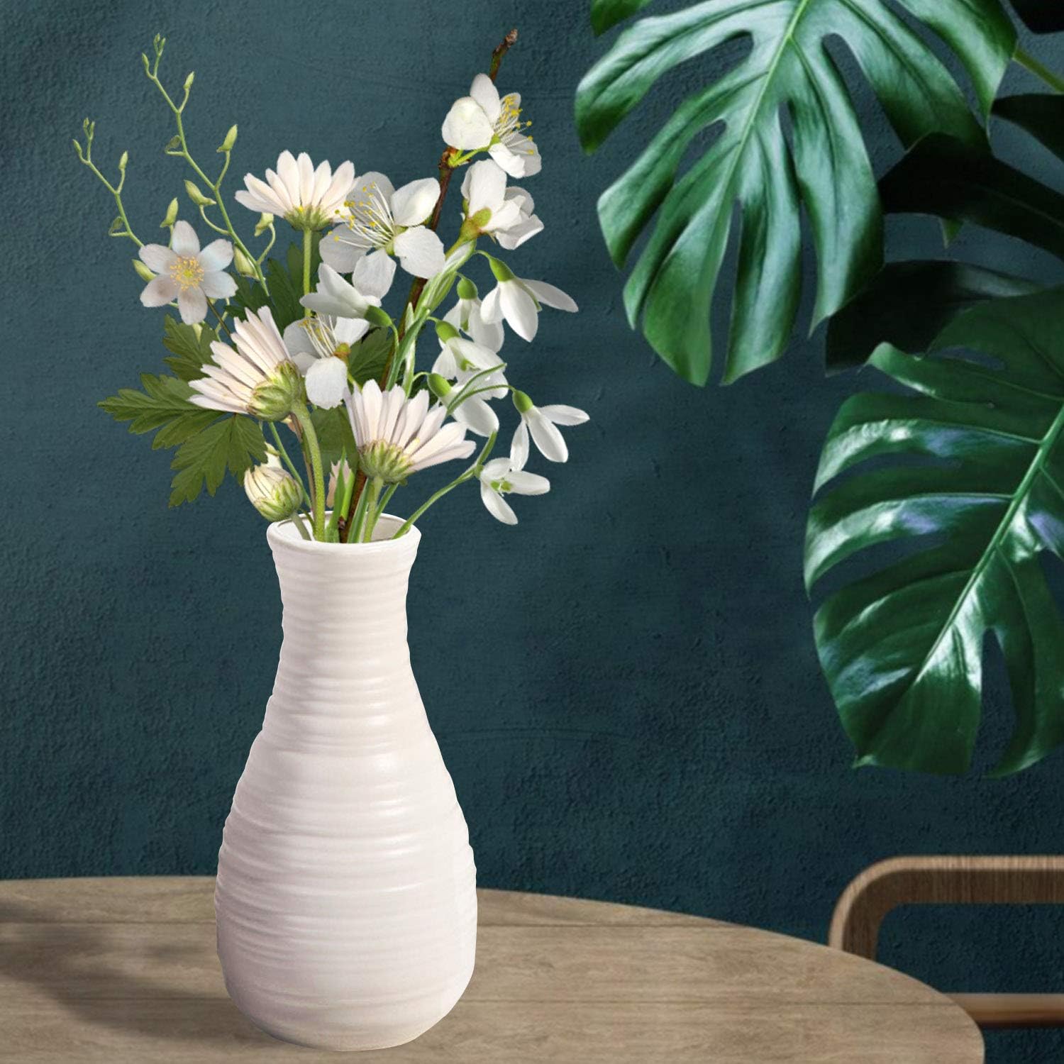 Dekorative Vase in Muschel-Optik aus Kunststoff – Bruchsicher, Keramik-Look, Tischvase für Wohnraum (Seashell White)