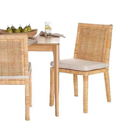 Moderner Esszimmerstuhl „Sofia“ aus Naturholz und Rattan – Neutrale Farbtöne für Wohnzimmer und Essbereich